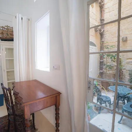 Spacious With Private Garden * Valletta