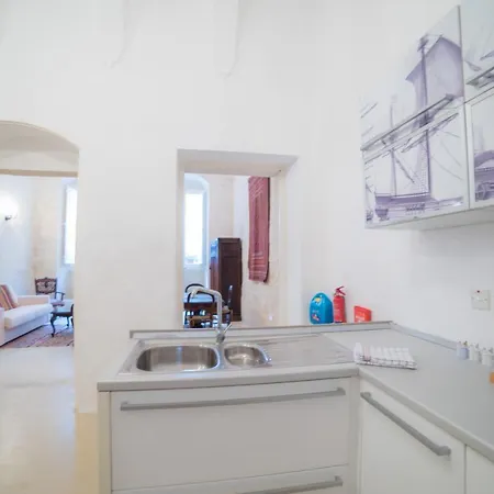 Spacious With Private Garden Apartament