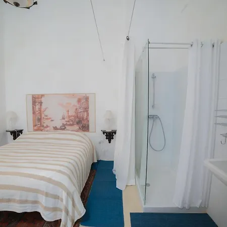 Spacious With Private Garden Apartament
