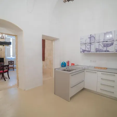 Spacious With Private Garden * La Valeta